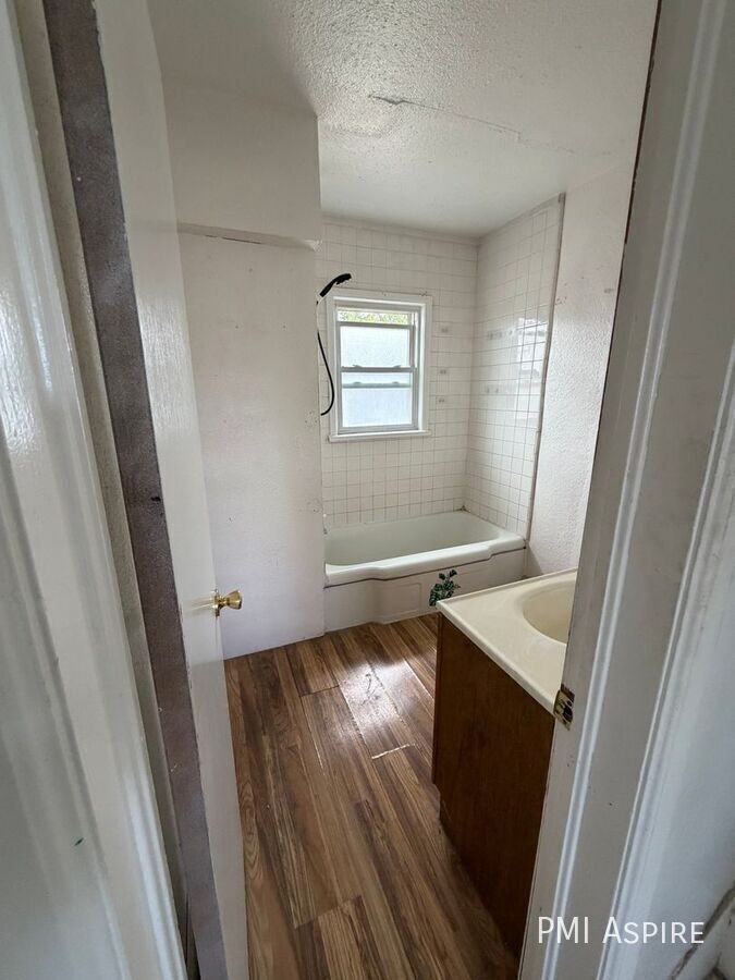 1220 Ames St - Photo 2 of 5