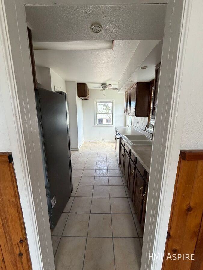 1220 Ames St - Photo 3 of 5