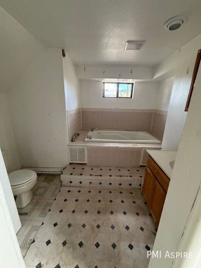 1220 Ames St - Photo 5 of 5