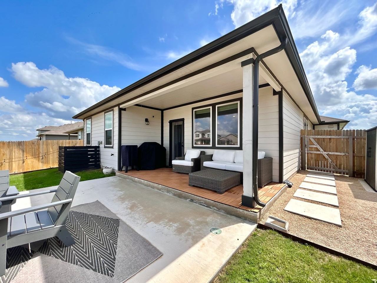 401 Town Lake Bnd - Photo 3 of 31