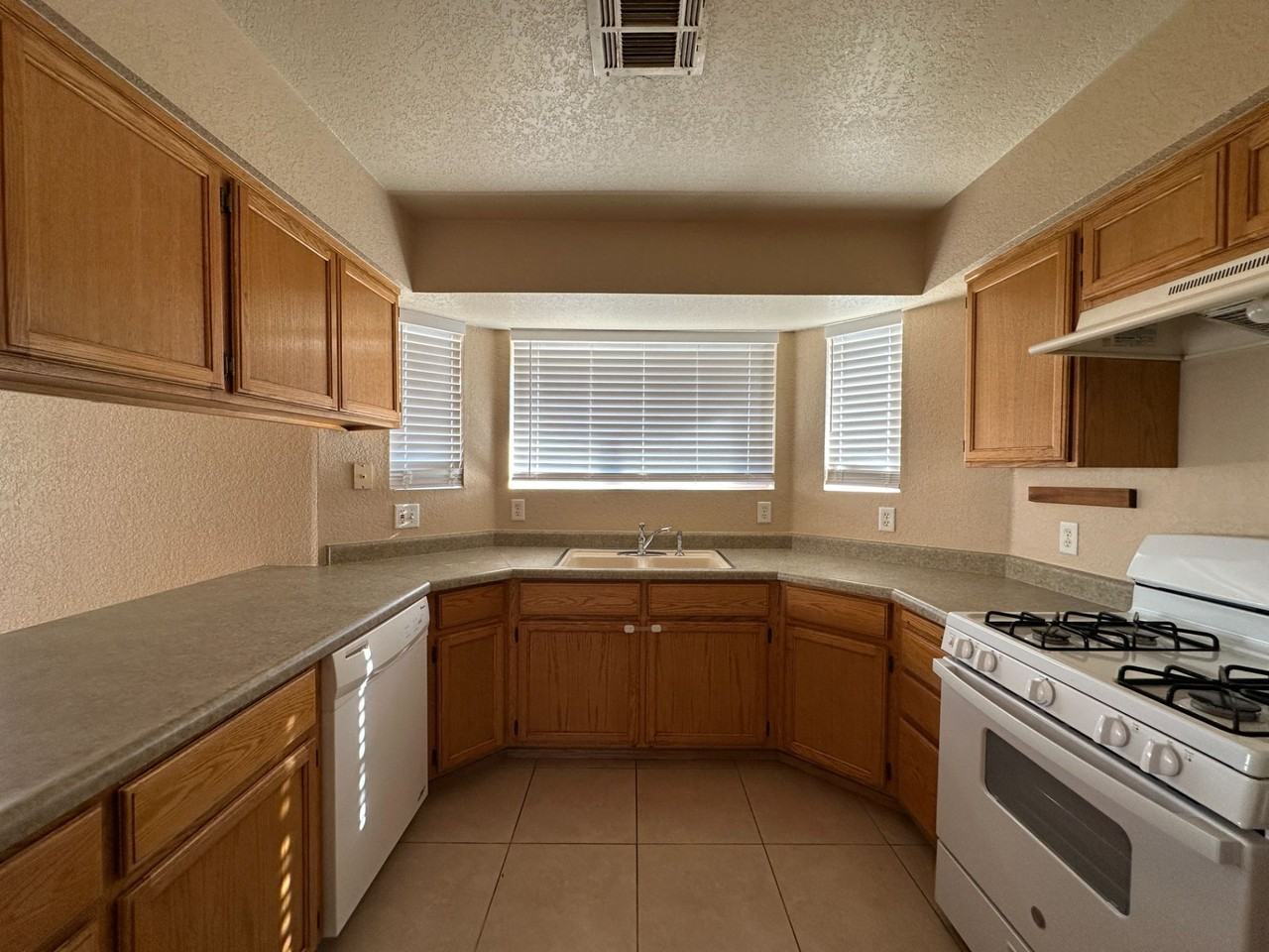 11387 E 26th St - Photo 3 of 14