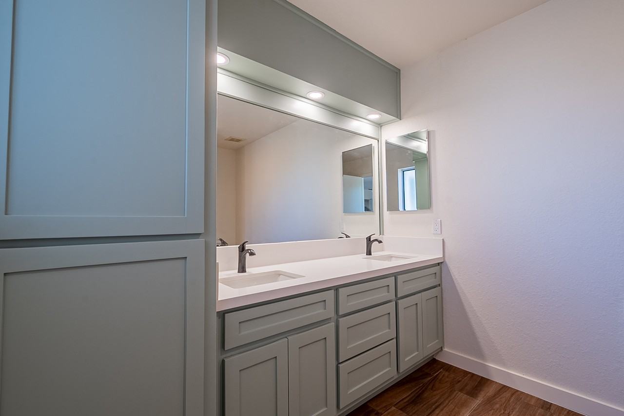 12175 S Ironwood Dr - Photo 3 of 24