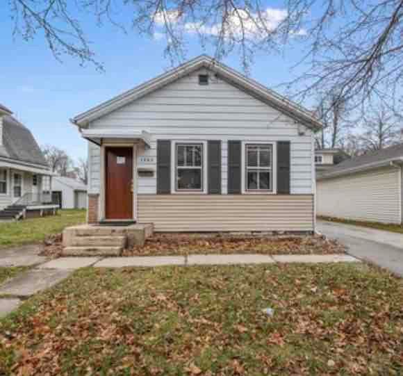 1202 Stuart St - Photo 2 of 17