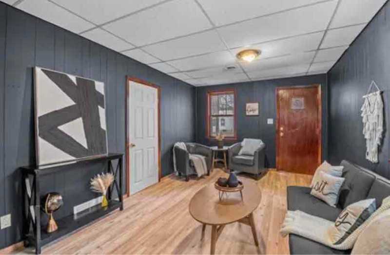 1202 Stuart St - Photo 5 of 17