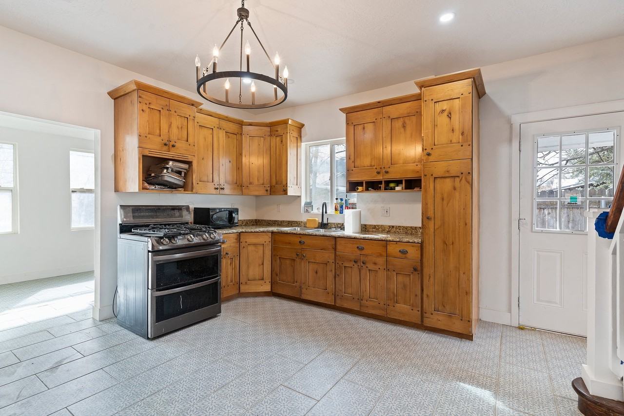 678 Ne - Photo 2 of 20