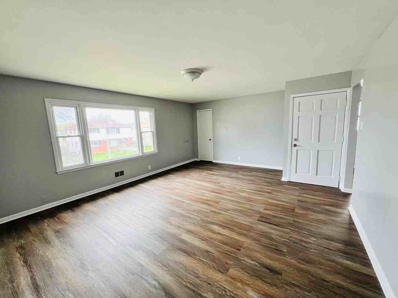 5851 N 61st St - Photo 5 of 9