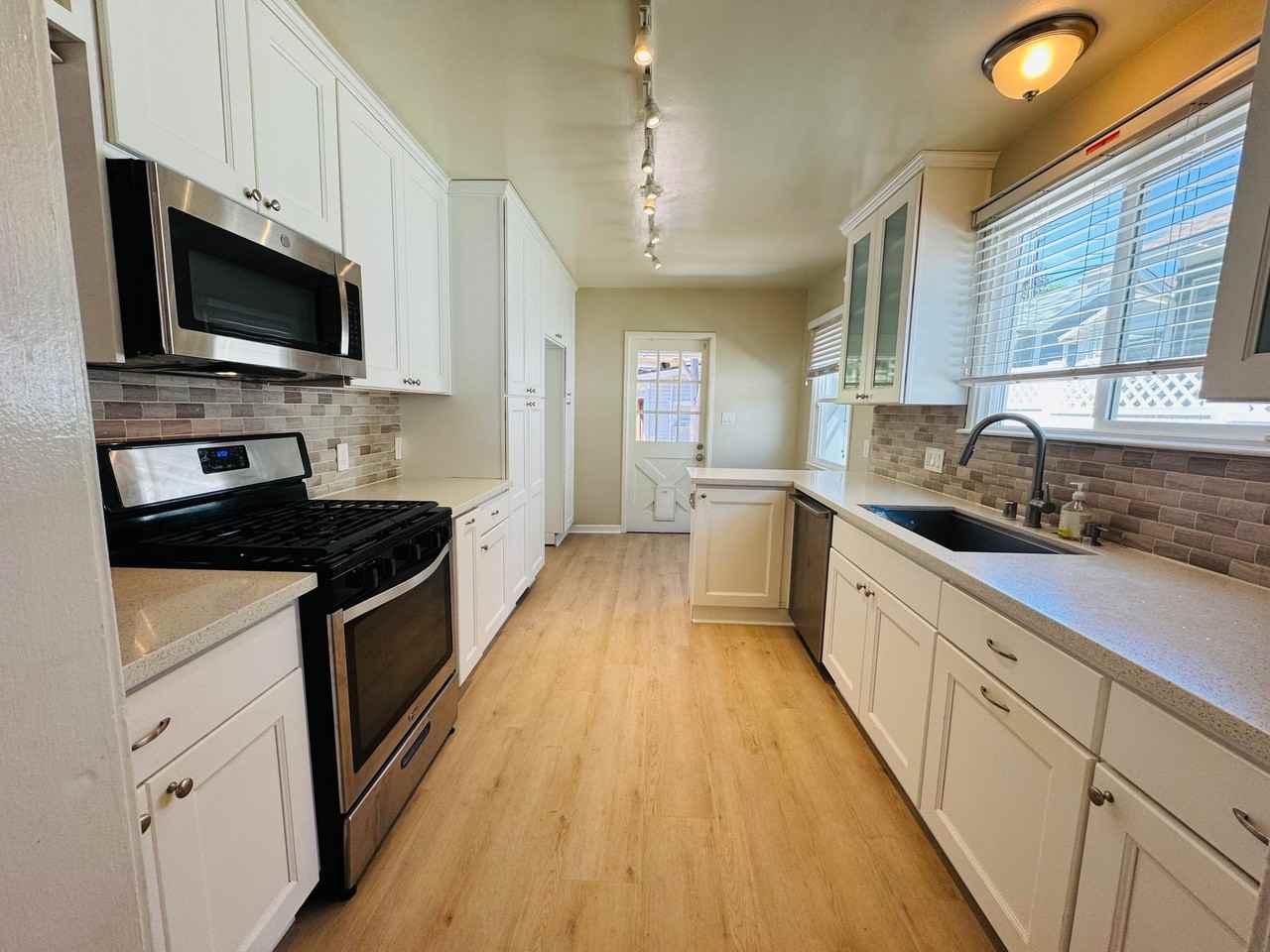 67 Windsor Ln - Photo 2 of 20