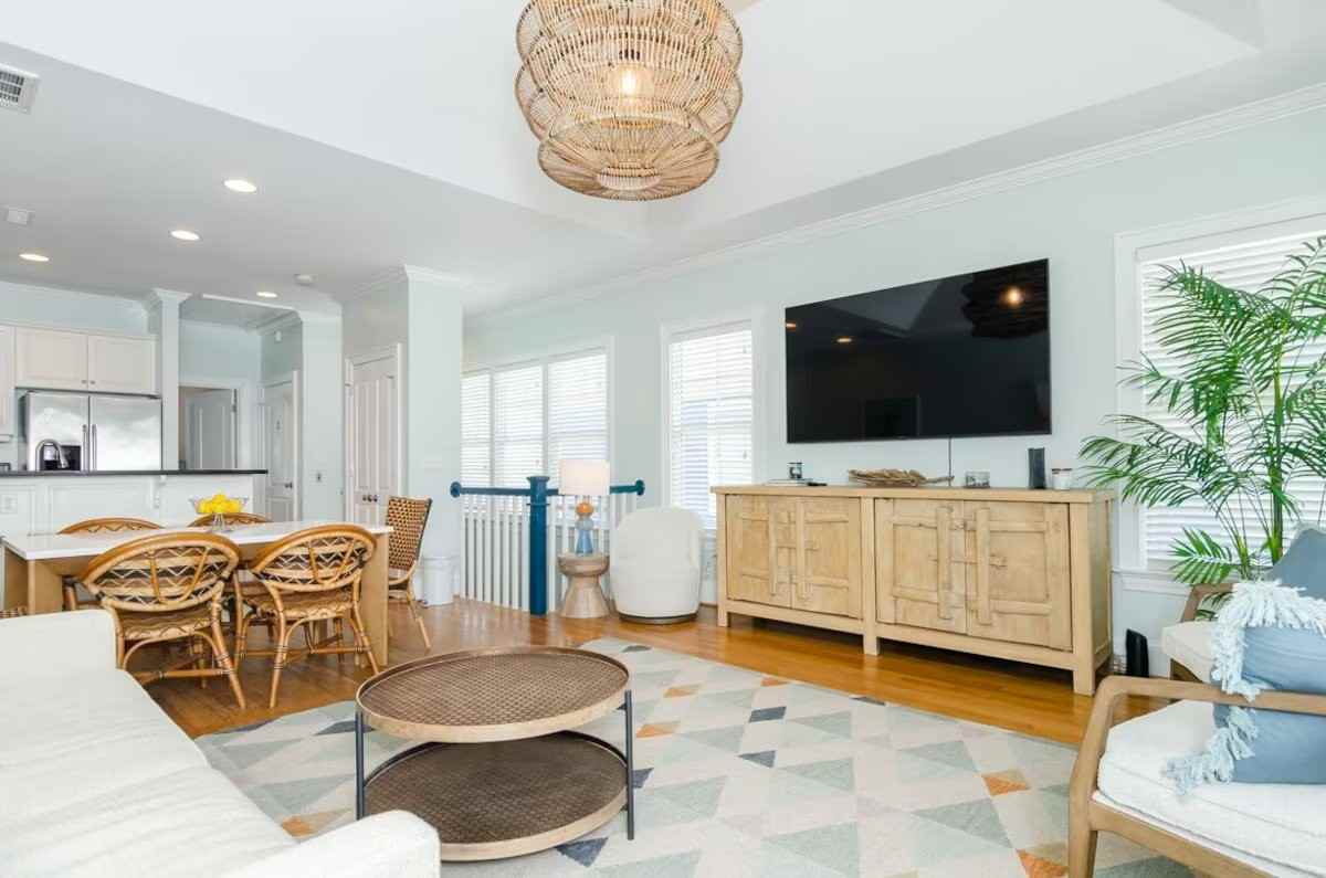 14A Greensboro St E - Photo 3 of 16