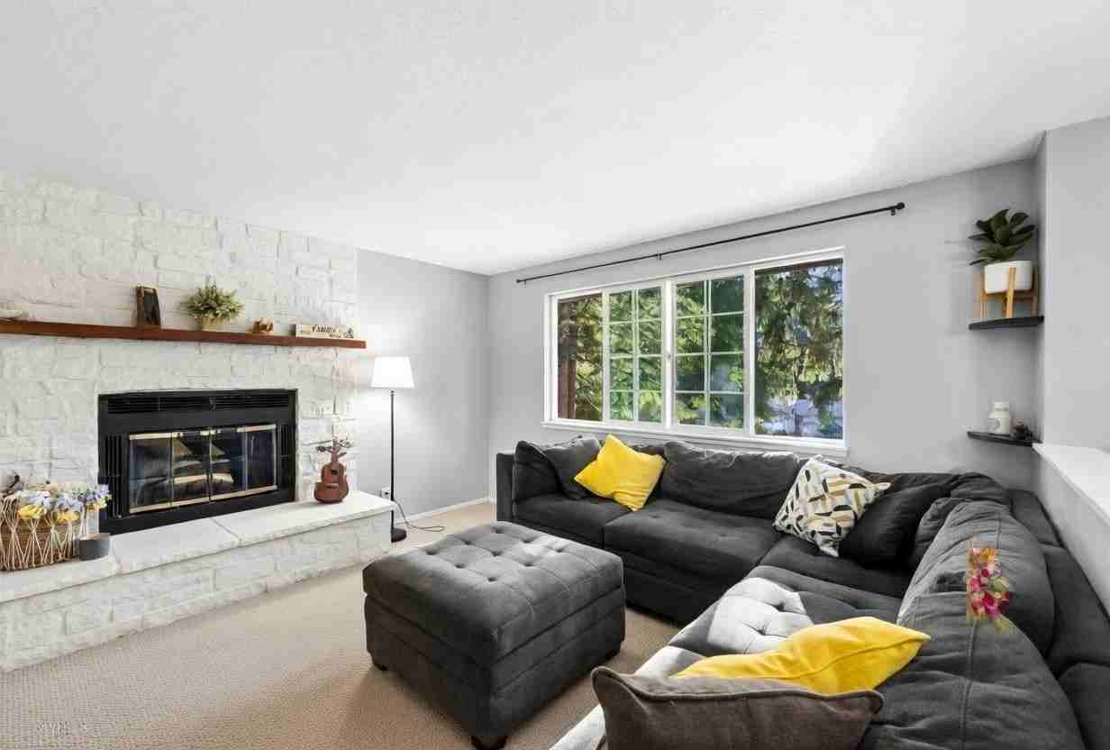 359 Northwest Oakmont Way - Photo 2 of 9