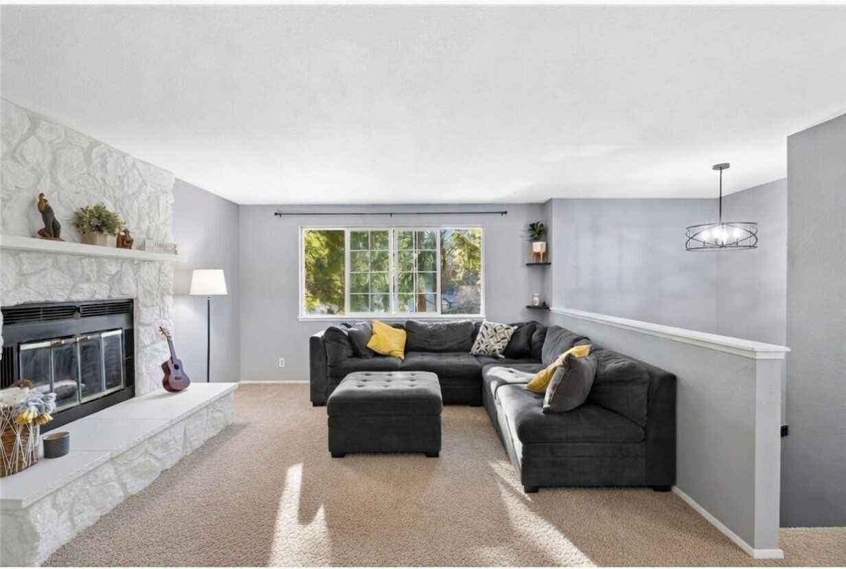 359 Northwest Oakmont Way - Photo 3 of 9