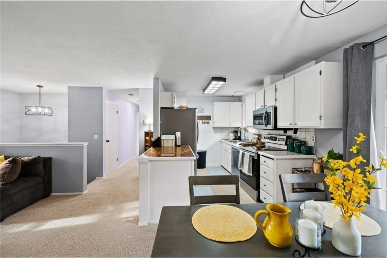 359 Northwest Oakmont Way - Photo 4 of 9