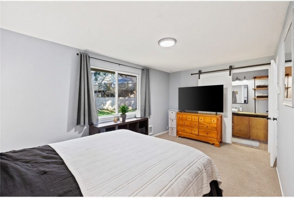 359 Northwest Oakmont Way - Photo 6 of 9