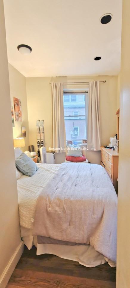 283 Hanover St - Photo 4 of 10