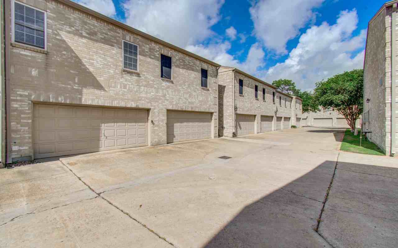 3088 Holly Hall Street - Photo 4 of 31