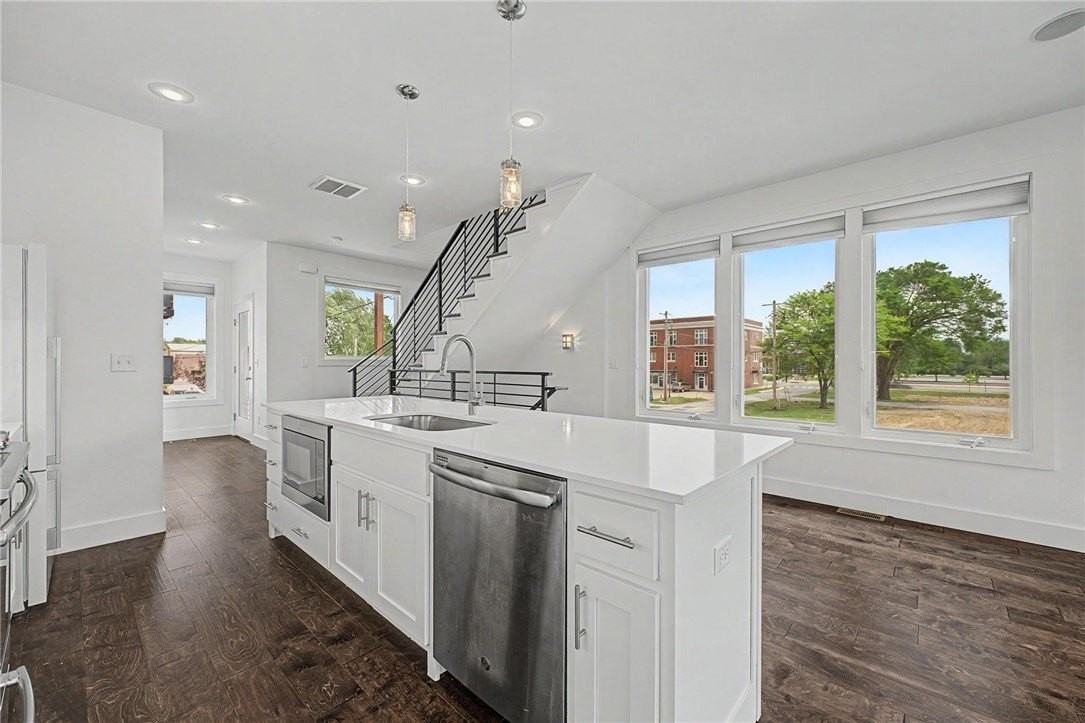 644 Sw B St - Photo 4 of 30