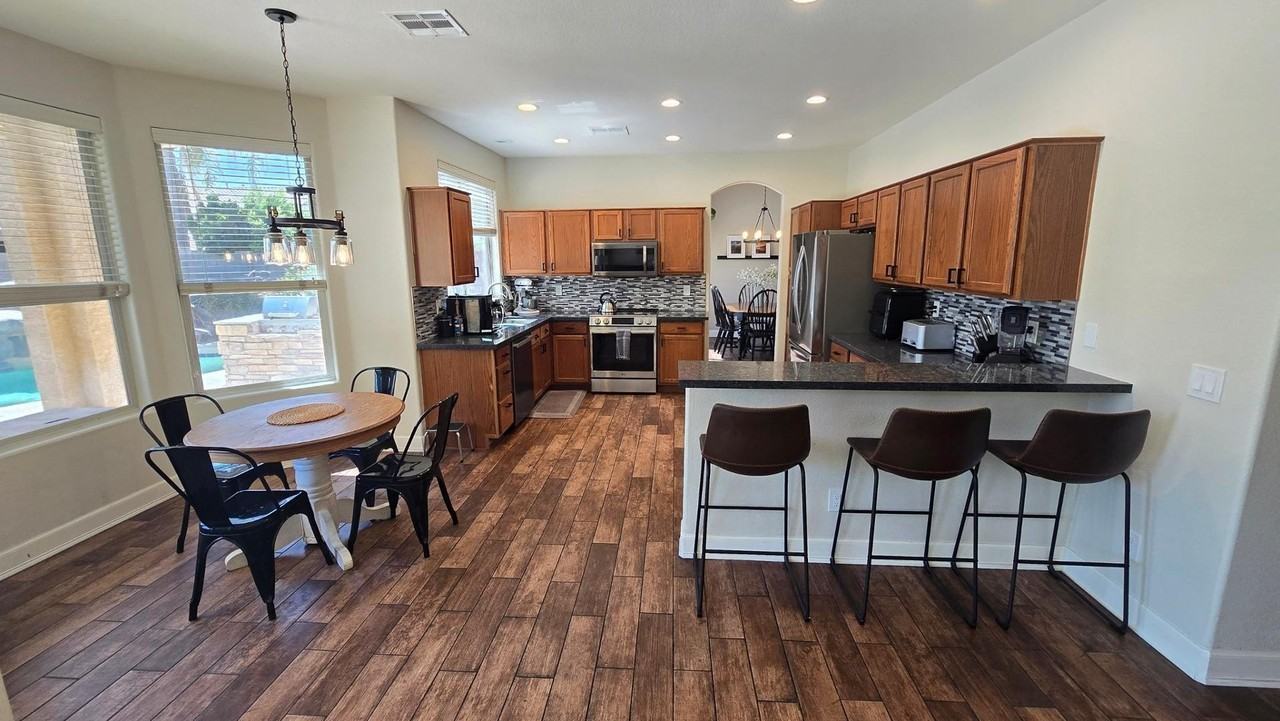 8213 W Quail Ave - Photo 5 of 50