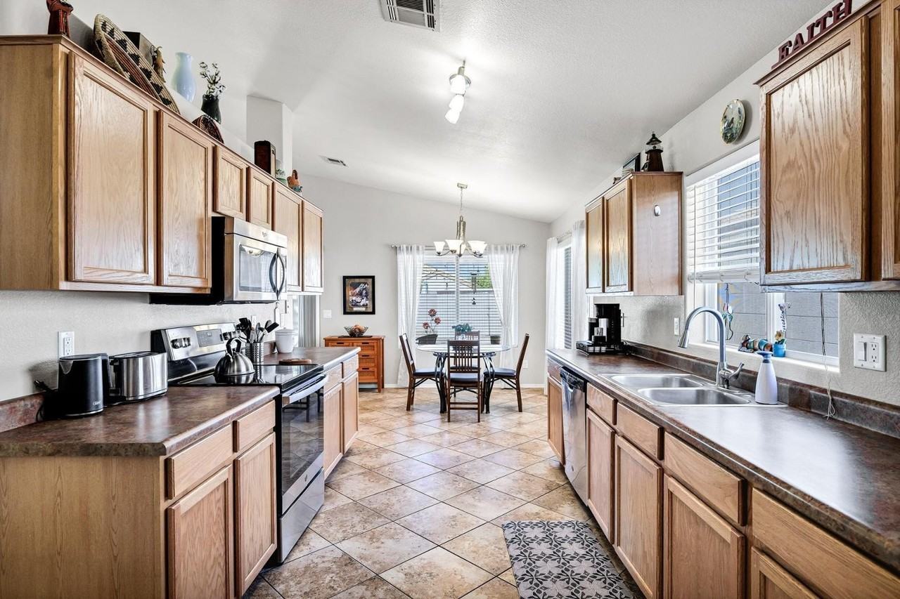 144 S Kingston St - Photo 5 of 18