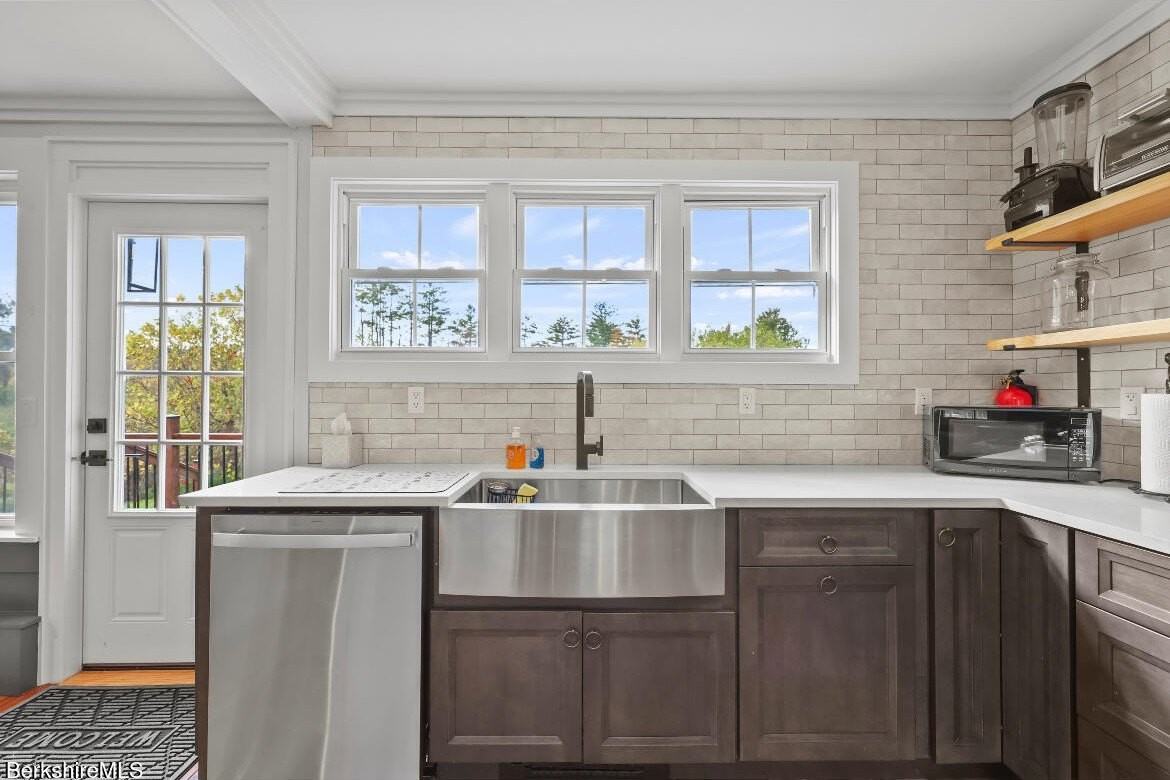 8 Goodrich St - Photo 5 of 34