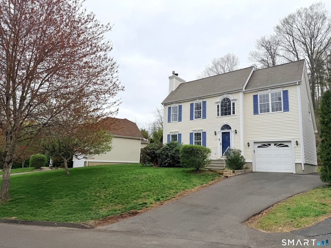 19 Lakeview Dr #19 - Photo 2 of 14