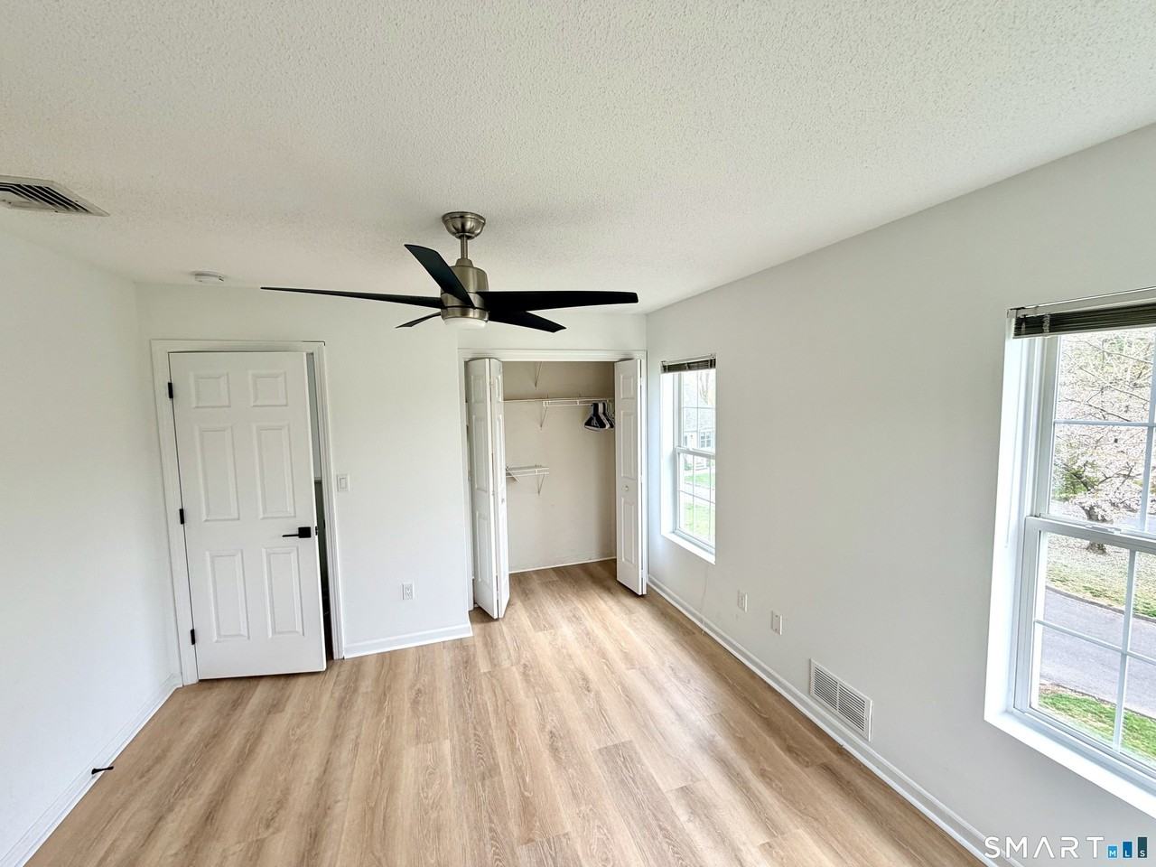 19 Lakeview Dr #19 - Photo 4 of 14