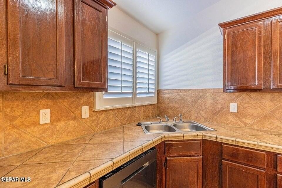 2080 Shreya St - Photo 6 of 28