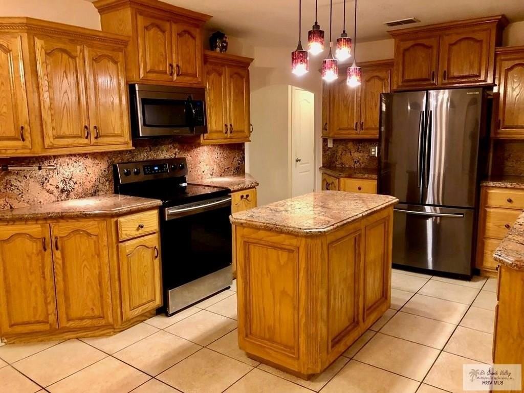 1866 Royal Oak St - Photo 4 of 11