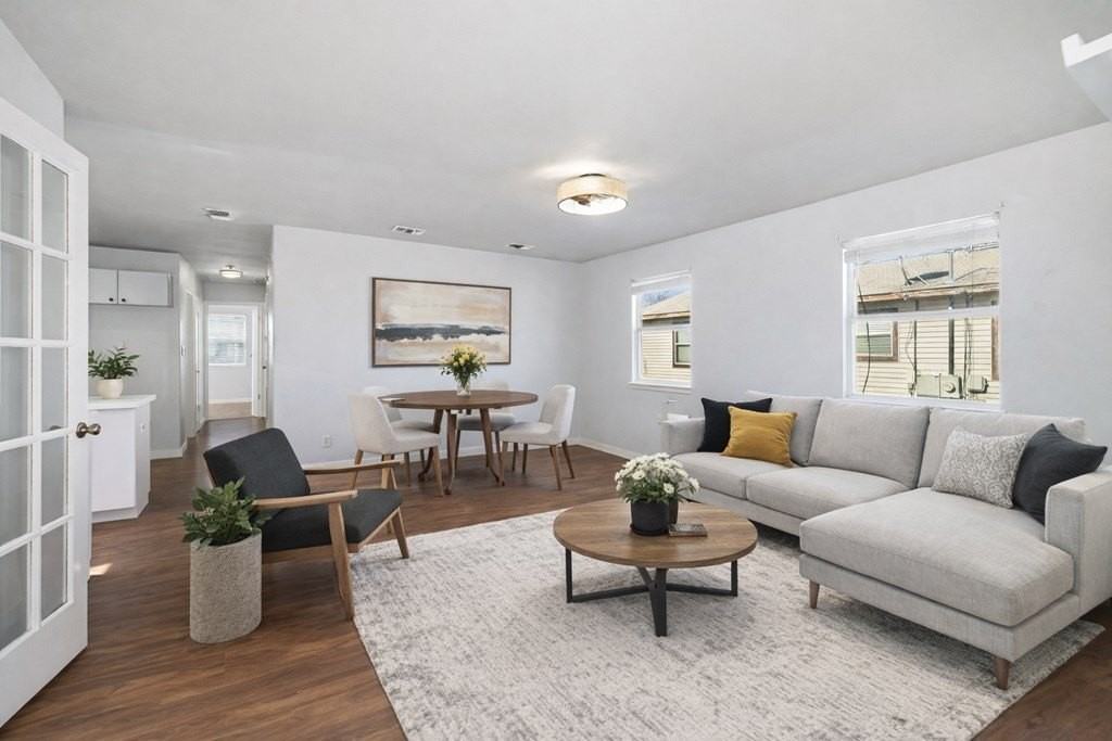 213 W Davis St - Photo 3 of 17