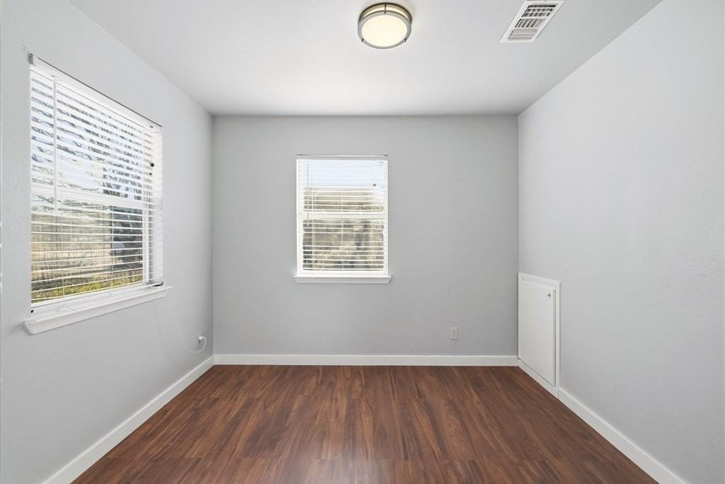 213 W Davis St - Photo 4 of 17