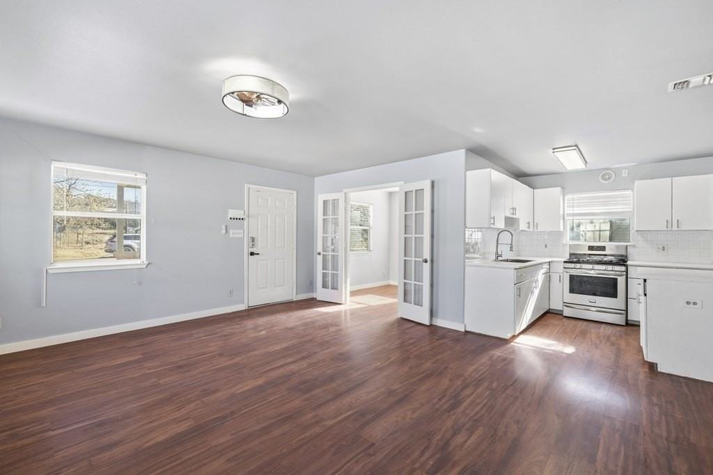 213 W Davis St - Photo 6 of 17