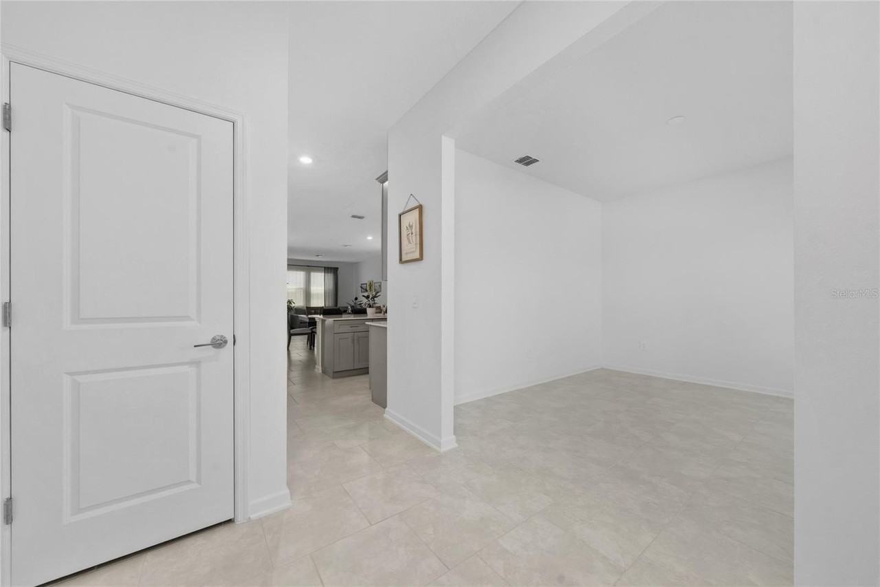 4132 Jespersen St - Photo 5 of 28