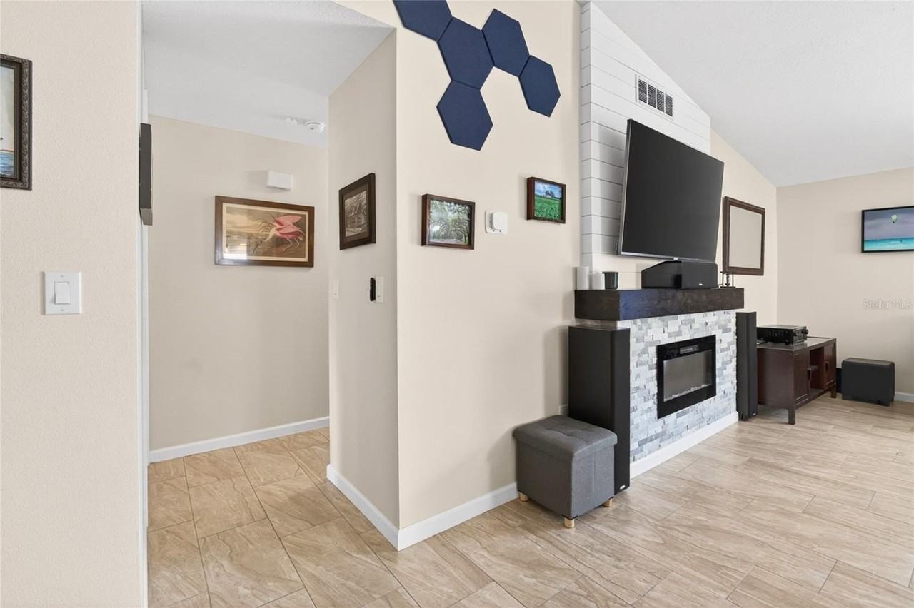 210 Lake Charles Ct - Photo 4 of 37