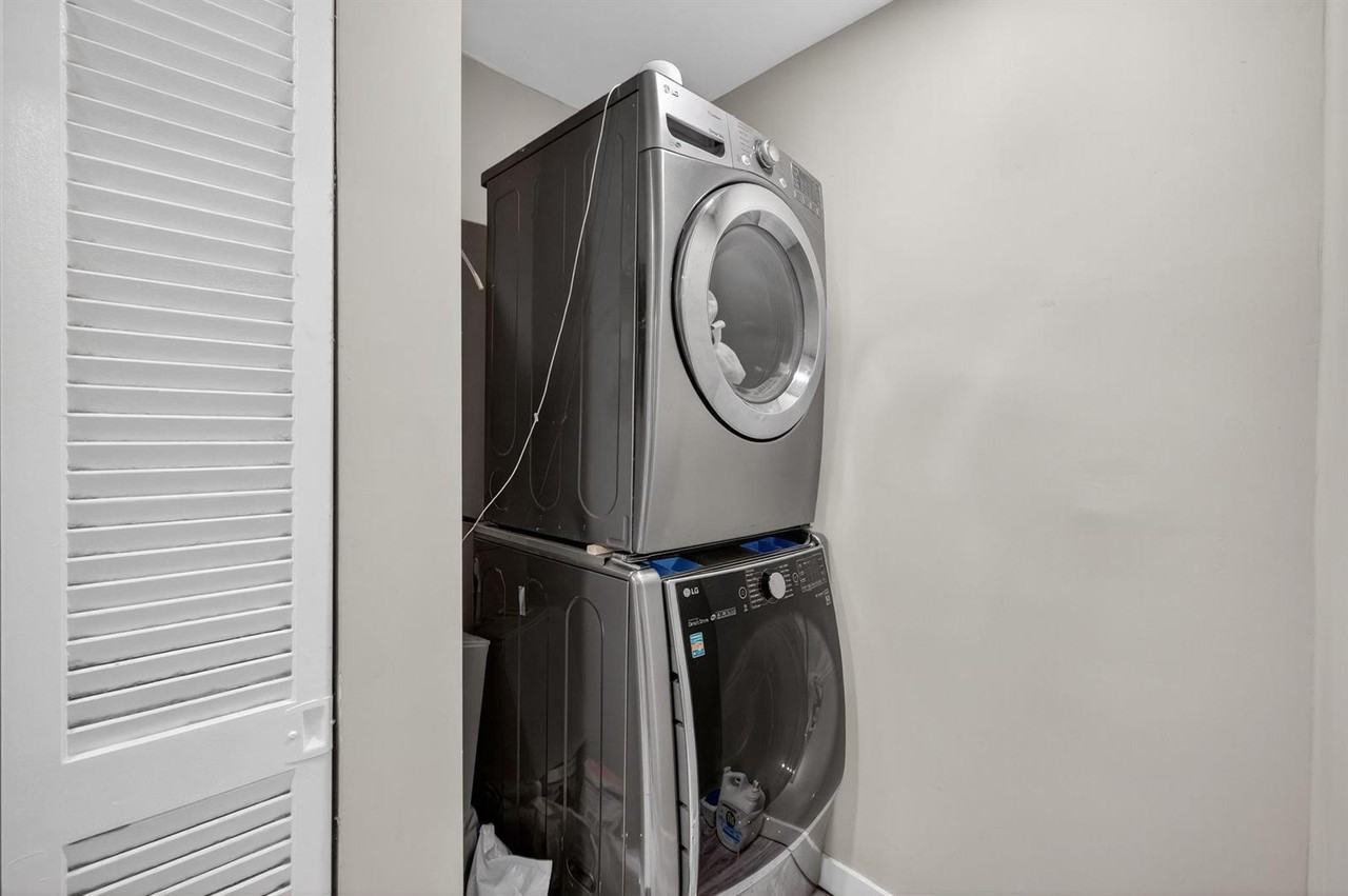 Ne 30th Pl - Photo 3 of 8