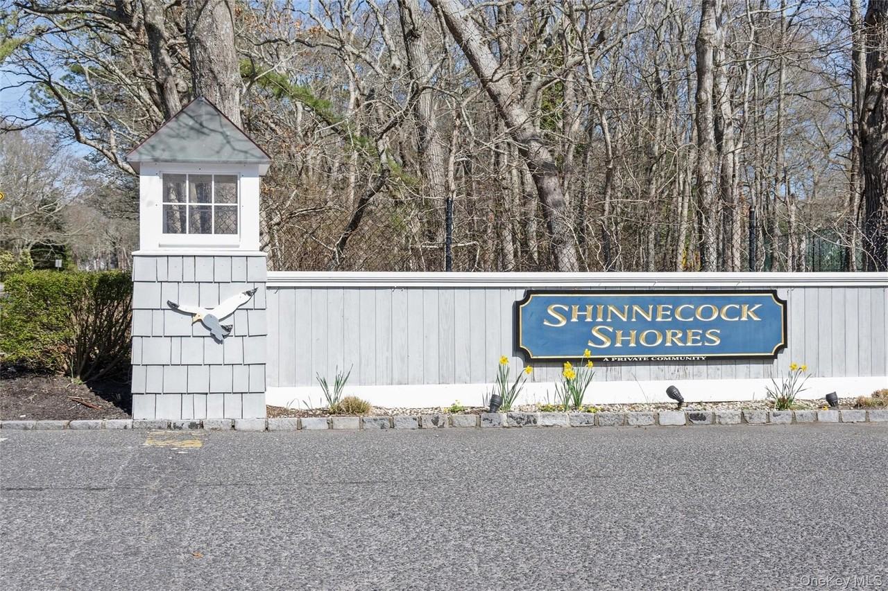 34 Shinnecock Rd - Photo 2 of 35