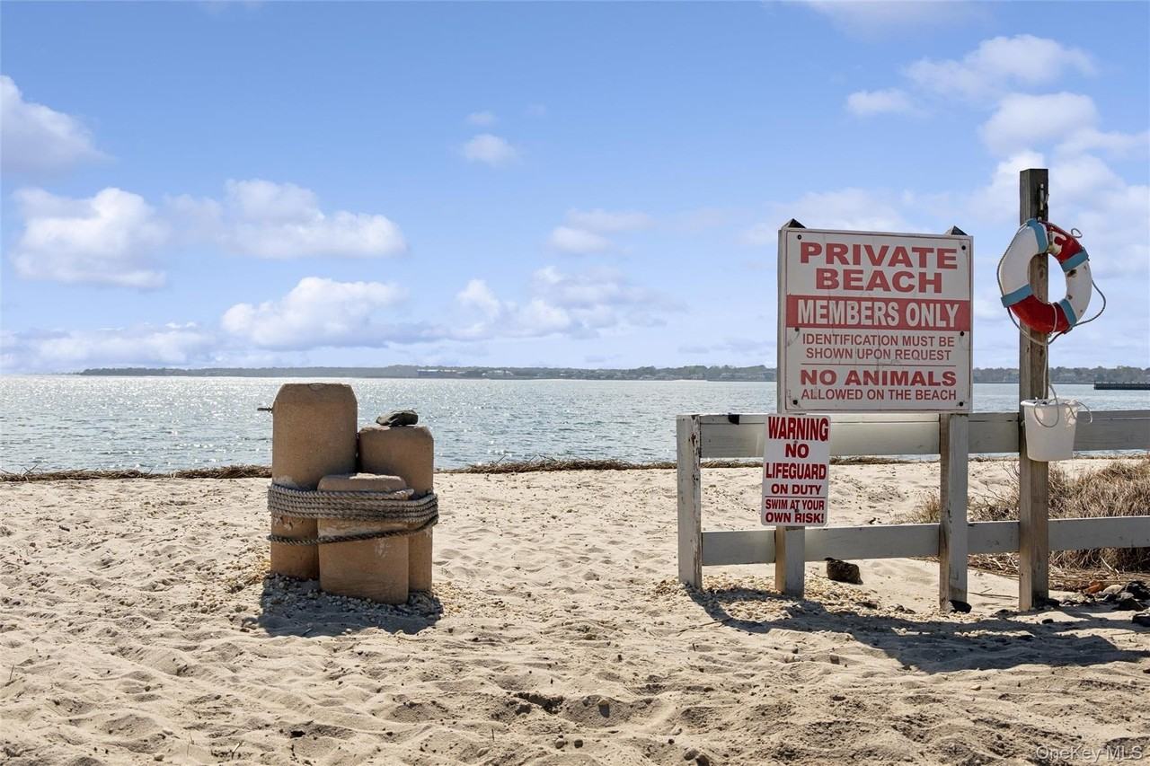 34 Shinnecock Rd - Photo 3 of 35