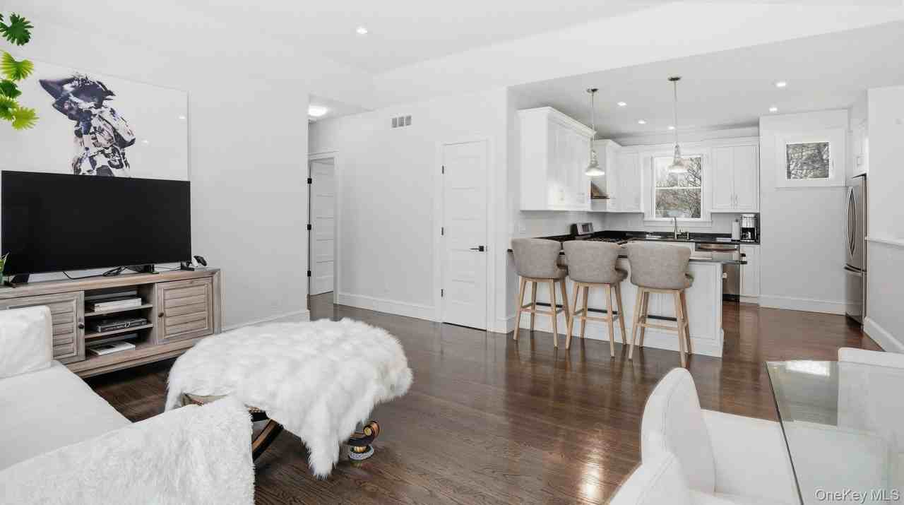 420 Maple Ave S - Photo 4 of 27