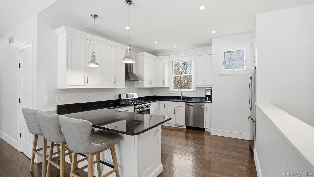 420 Maple Ave S - Photo 7 of 27