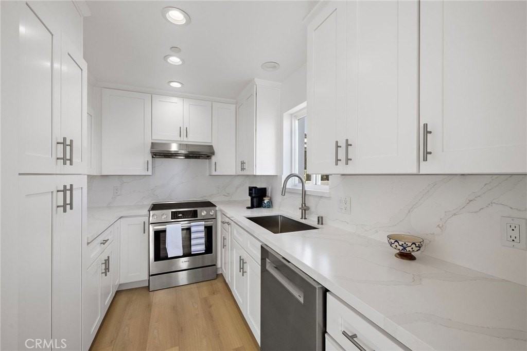 1045 Gaviota Dr #B - Photo 7 of 40