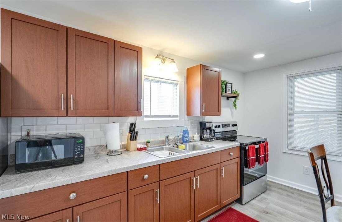 4924 Pearl Rd - Photo 2 of 8