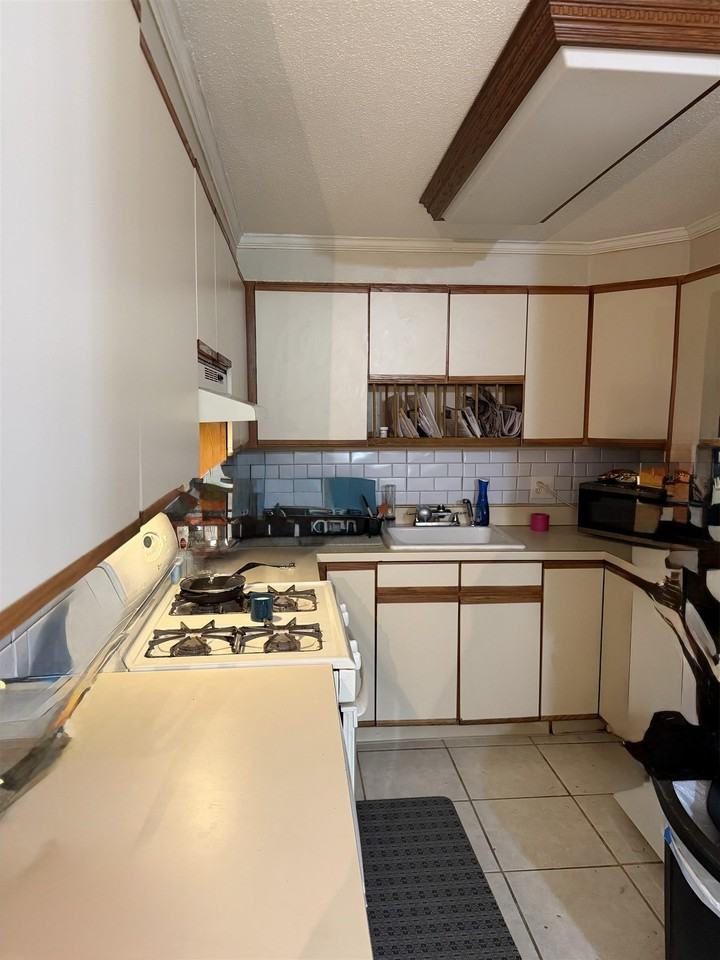 7 Lancelot Ct #8 - Photo 4 of 7