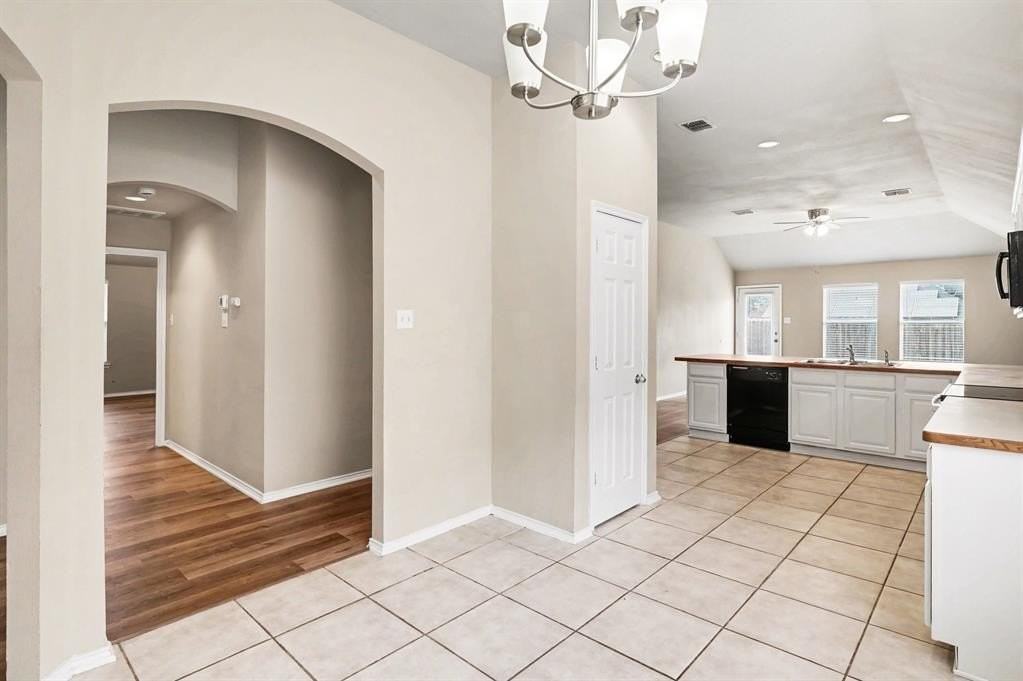 633 Horn St - Photo 5 of 29