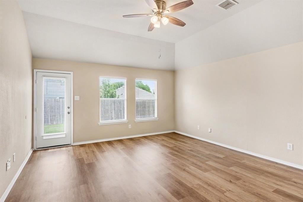 633 Horn St - Photo 7 of 29