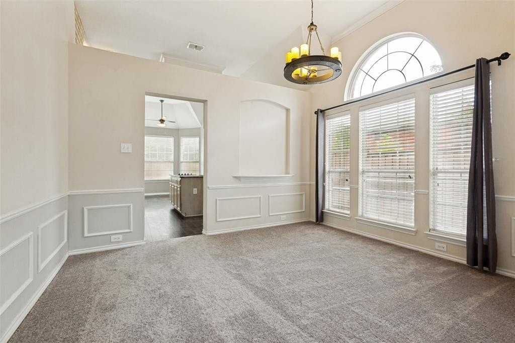 1004 Glendale Ct - Photo 5 of 25