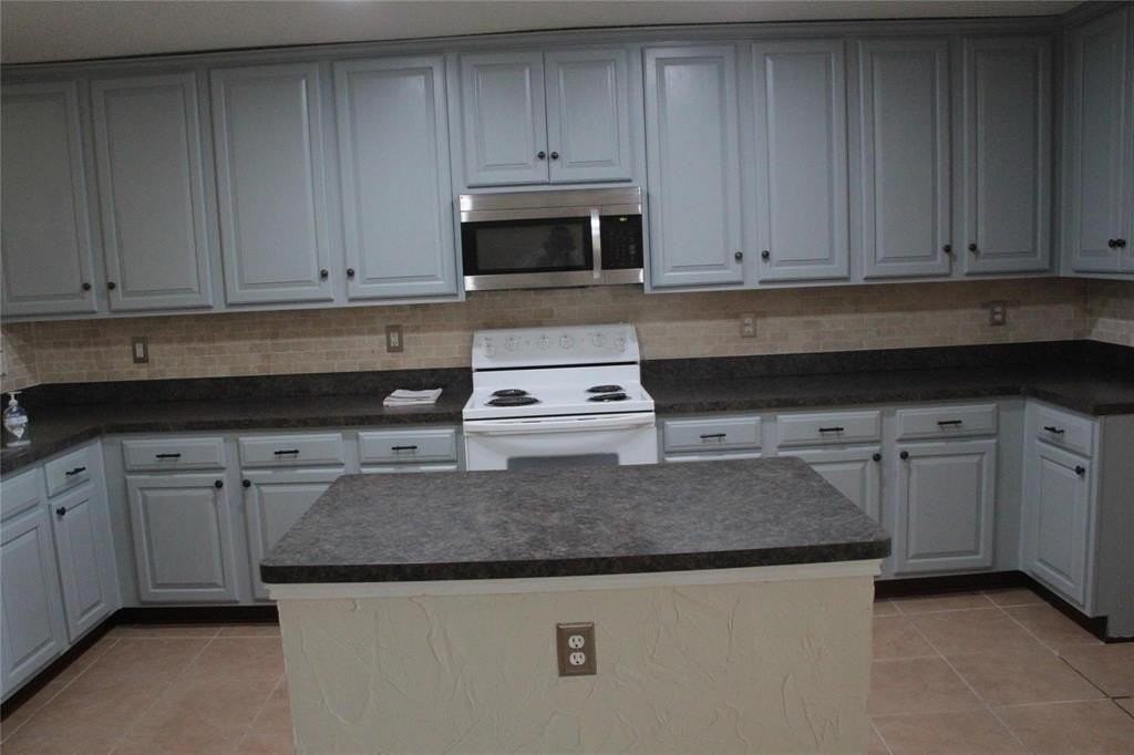 2059 La Salle Trl - Photo 4 of 24