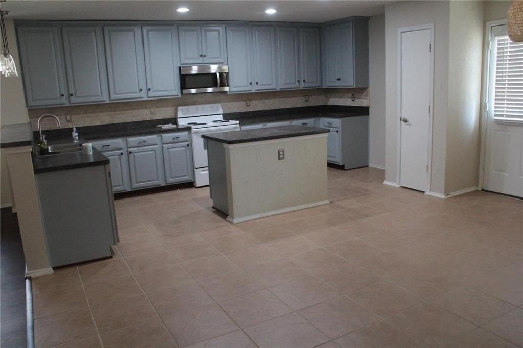 2059 La Salle Trl - Photo 5 of 24