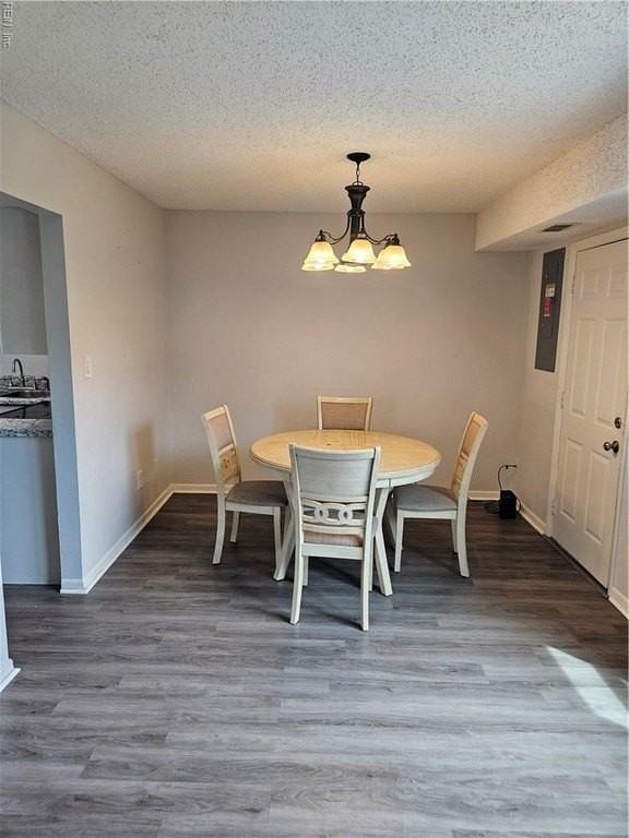 1021 Smoke Tree Ln - Photo 2 of 7