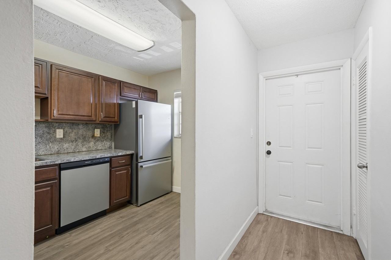 1400 Ne 57th St #304 - Photo 5 of 47