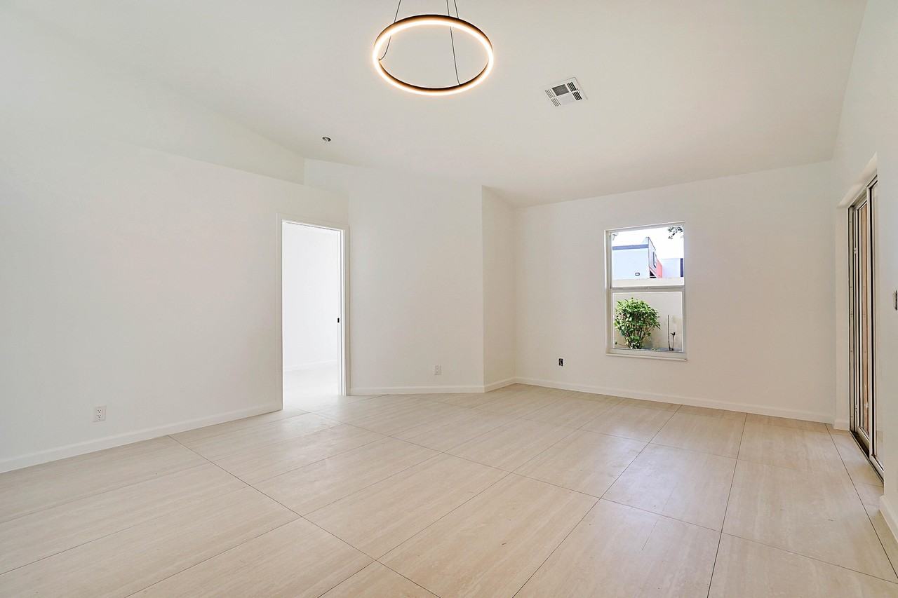 320 Ne 42nd St - Photo 3 of 38