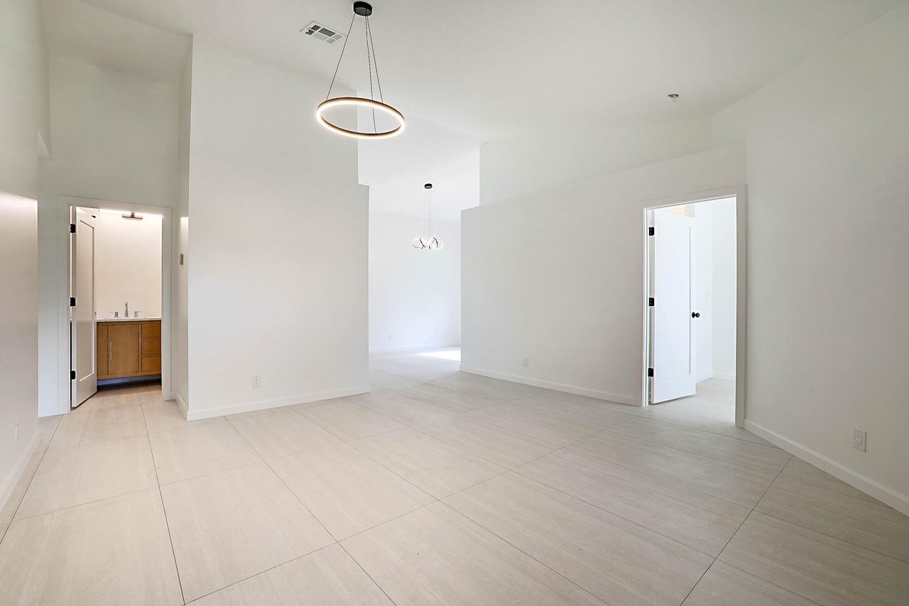 320 Ne 42nd St - Photo 5 of 38