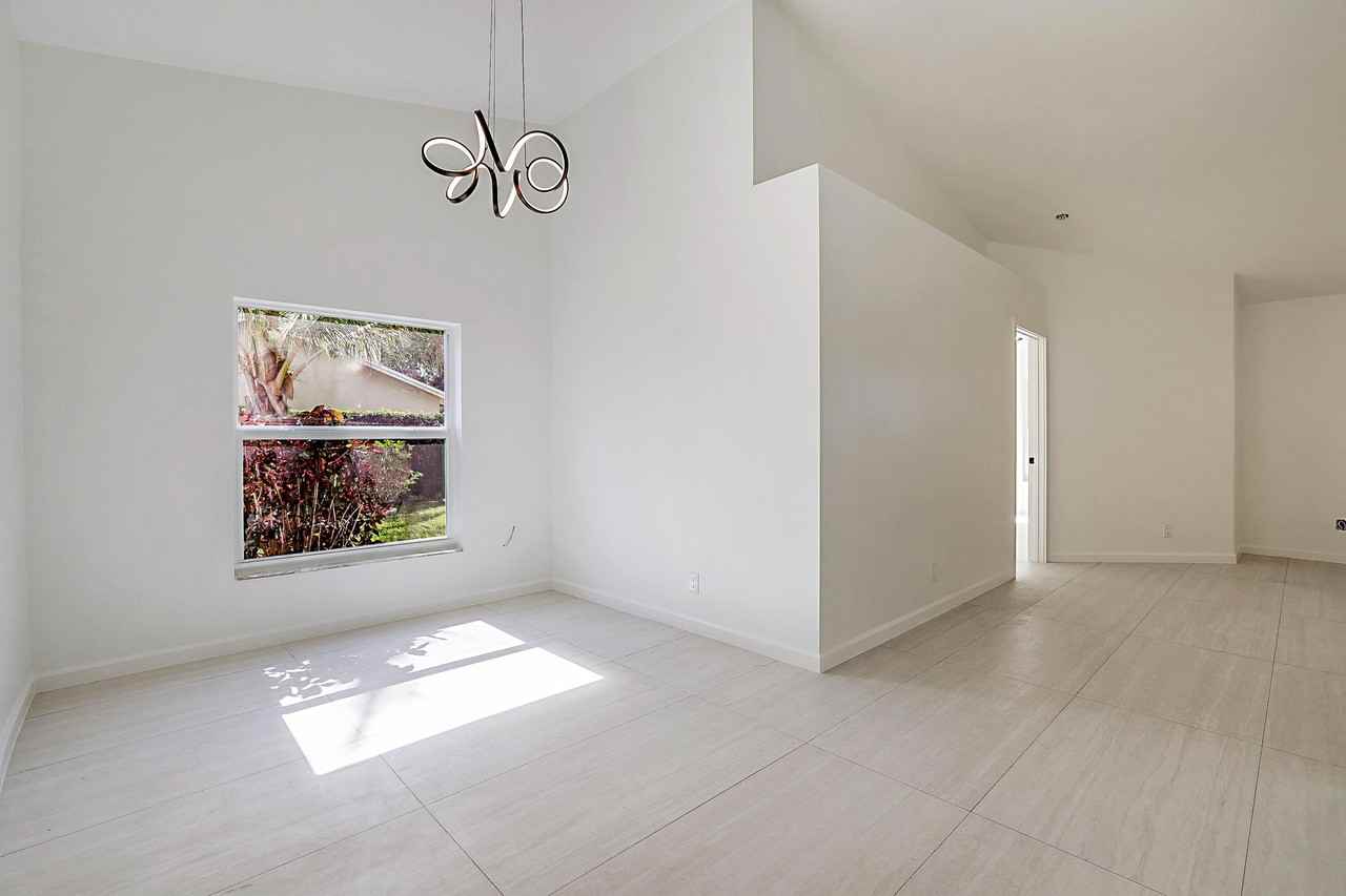 320 Ne 42nd St - Photo 6 of 38