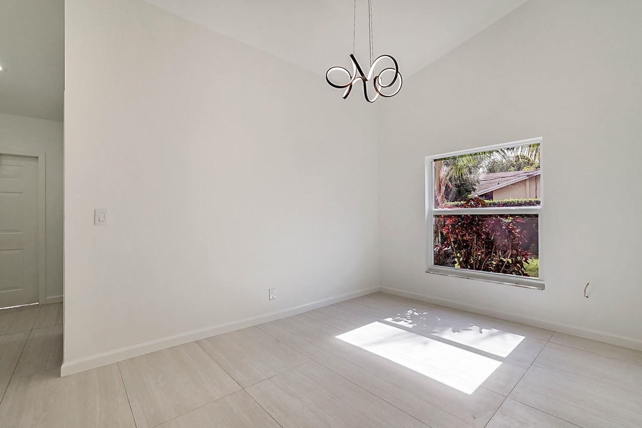 320 Ne 42nd St - Photo 7 of 38